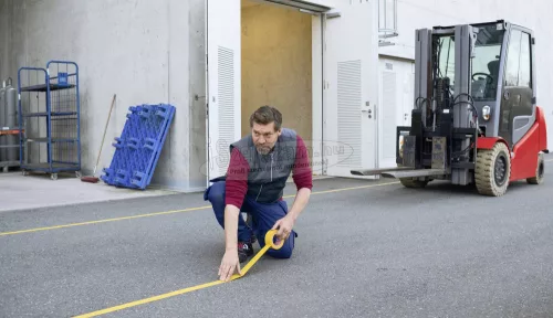 tesa PREMIUM Padlójelölő szalag Professional Fekete/sárga 33m x 50mm 1db 04169-00063-93