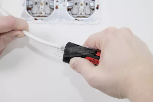WIHA Csupaszító és szerelőszerszám koaxiális kábelhez F-csatlakozóval 6-8, 125mm, 44241