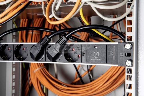 AS SCHWABE Elosztó 2m 8 dugalj H05VV-F 3G 1,5 mm² IP20 Védőérintkezős 18193