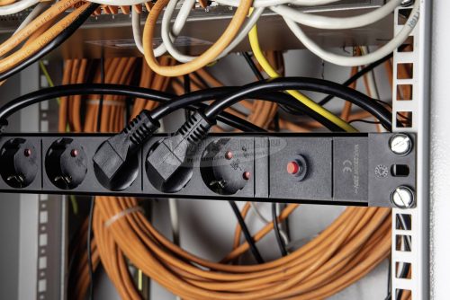 AS SCHWABE Elosztó 3m 8 dugalj H05VV-F 3G 1,5 mm² IP20 túlterhelés védelemmel 18192