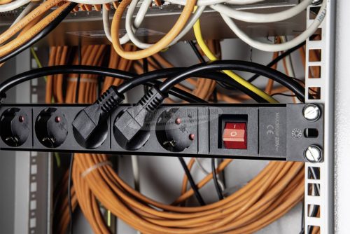 AS SCHWABE Elosztó kapcsolóval 3m 8 dugalj H05VV-F 3G 1,5 mm² IP20 Védőérintkezős 18191