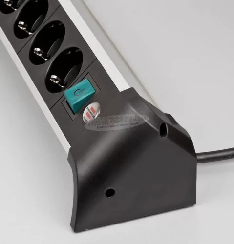 BRENNENSTUHL Elosztó kapcsolóval 4dugalj 1,8m H05VV-F 3G 1,5 mm² IP20 1391040420