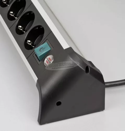 BRENNENSTUHL Elosztó kapcsolóval 4dugalj 1,8m H05VV-F 3G 1,5 mm² IP20 1391040410