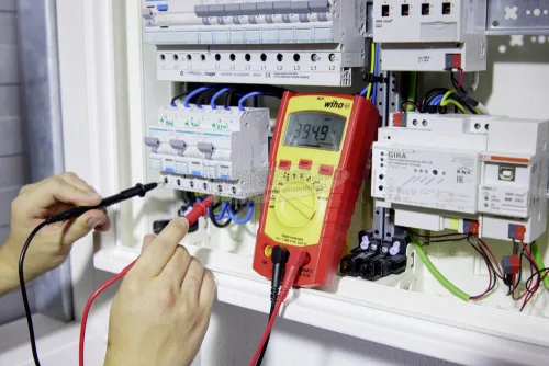 Wiha Digitális multiméter 600 V-ig AC, CAT IV 2x AAA elemmel (45218)