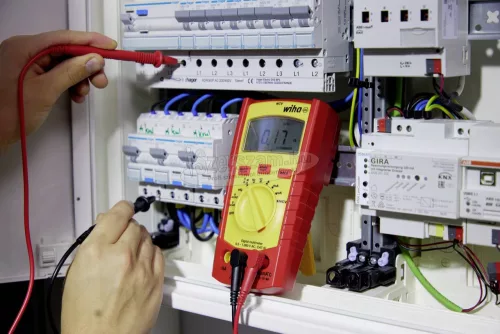 Wiha Digitális multiméter 1 000 V-ig AC, CAT IV 2x AAA elemmel (45215)